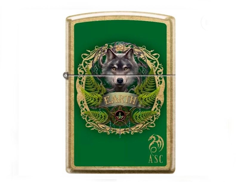 Zippo sárgaréz benzines öngyújtó – Anne Stokes „Earth Wolf” zöld farkas mintával