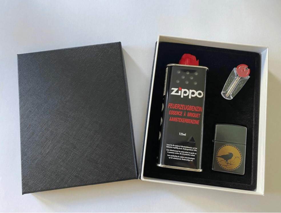 Zippo ajándék szett – Raven Design benzines öngyújtó, 125 ml benzin és tűzkő készlet díszdobozban