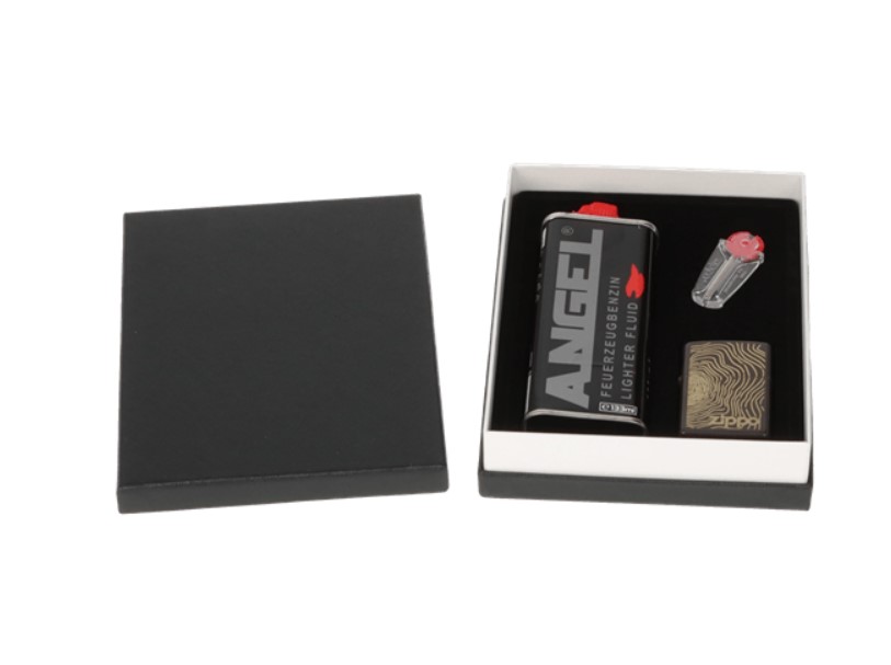 Zippo ajándék szett – Gold Fingerprint benzines öngyújtó, 125 ml benzin és tűzkő készlet díszdobozban